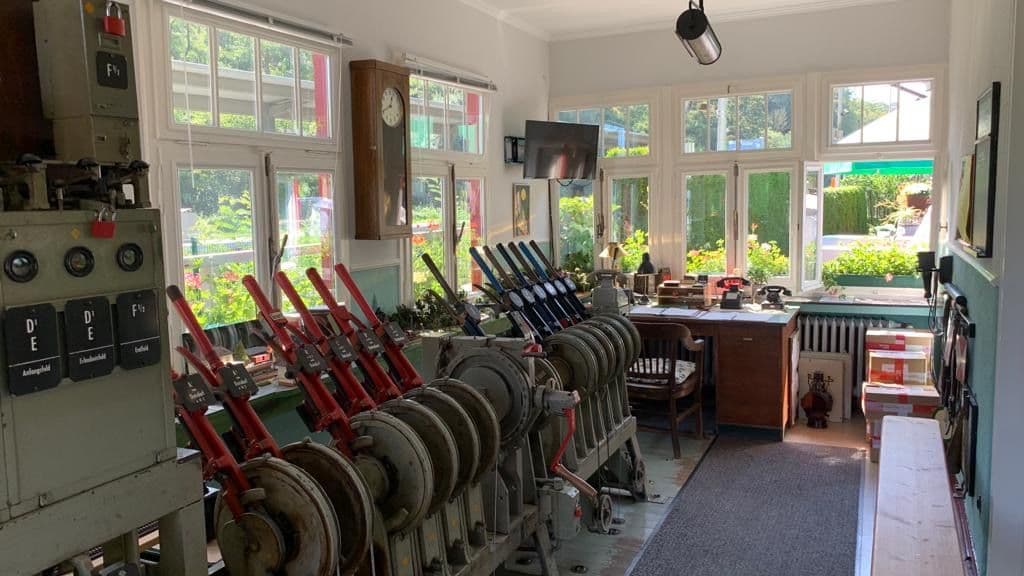 Altes mechanisches Stellwerk mit Modellbahn