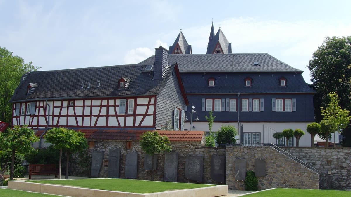 Blick aus Mariengarten auf Remise links und Diözesanmuseum rechts im Hintergrund