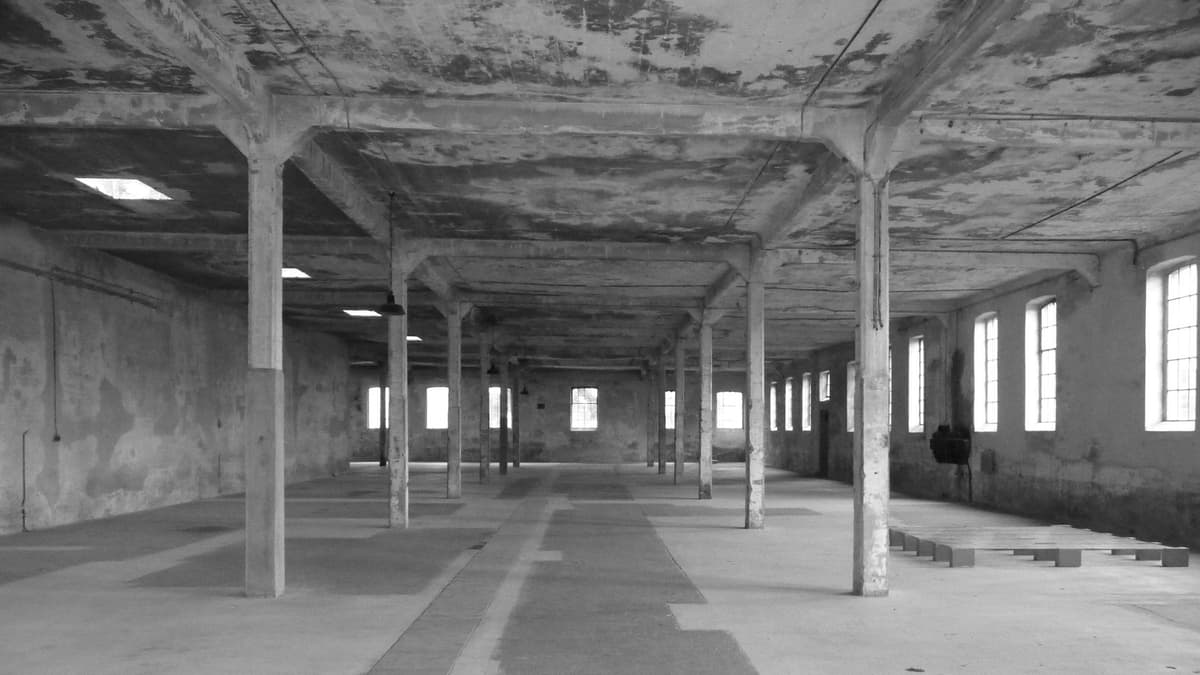 Fabrikhalle, in der die Häftlinge schlafen mussten