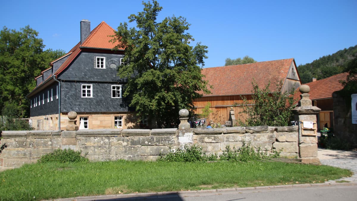 Der Südgiebel mit historischer Mauer