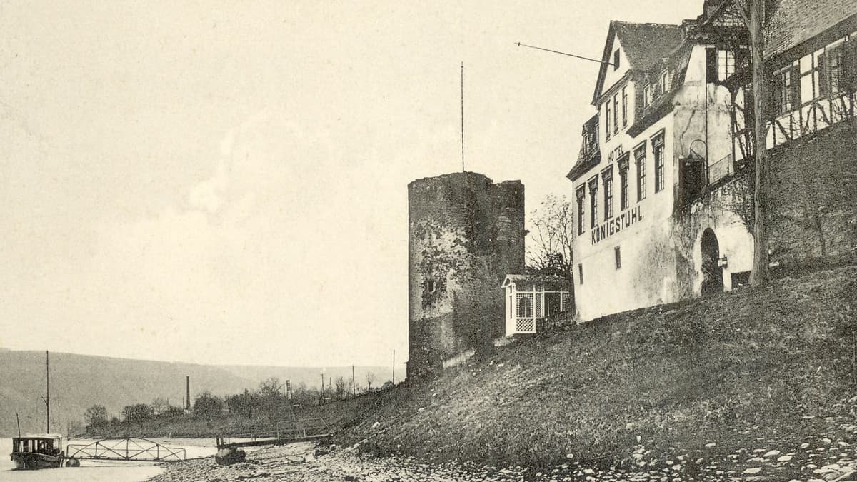 Der Scharfenturm und das Hotel Königsstuhl am Rheinufer in Rhens, vor 1913