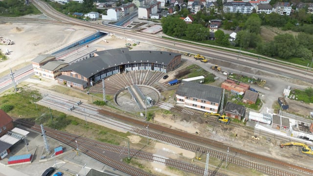Ringlokschuppen mit historischen Eisenbahnfahrzeugen