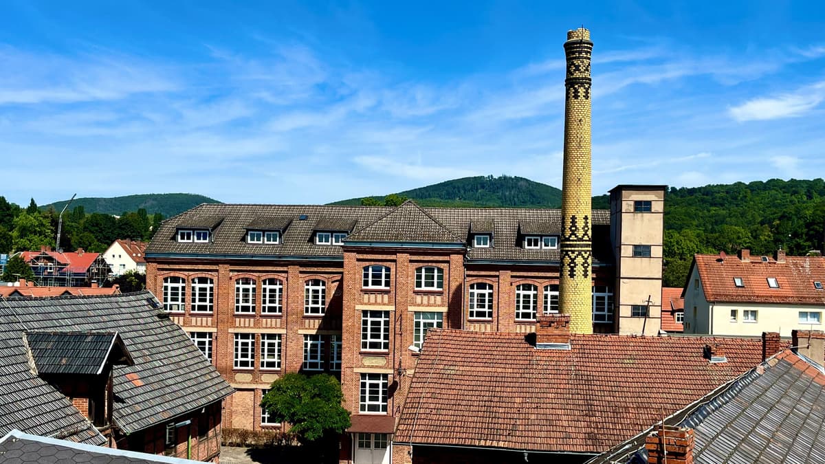 Blick auf die Pfeifenfabrik und den historischen Schornstein