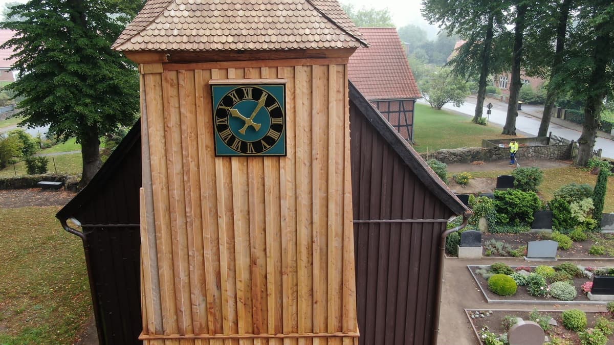 Kirche Worth - Restaurierte Außenschalung und Turmuhr