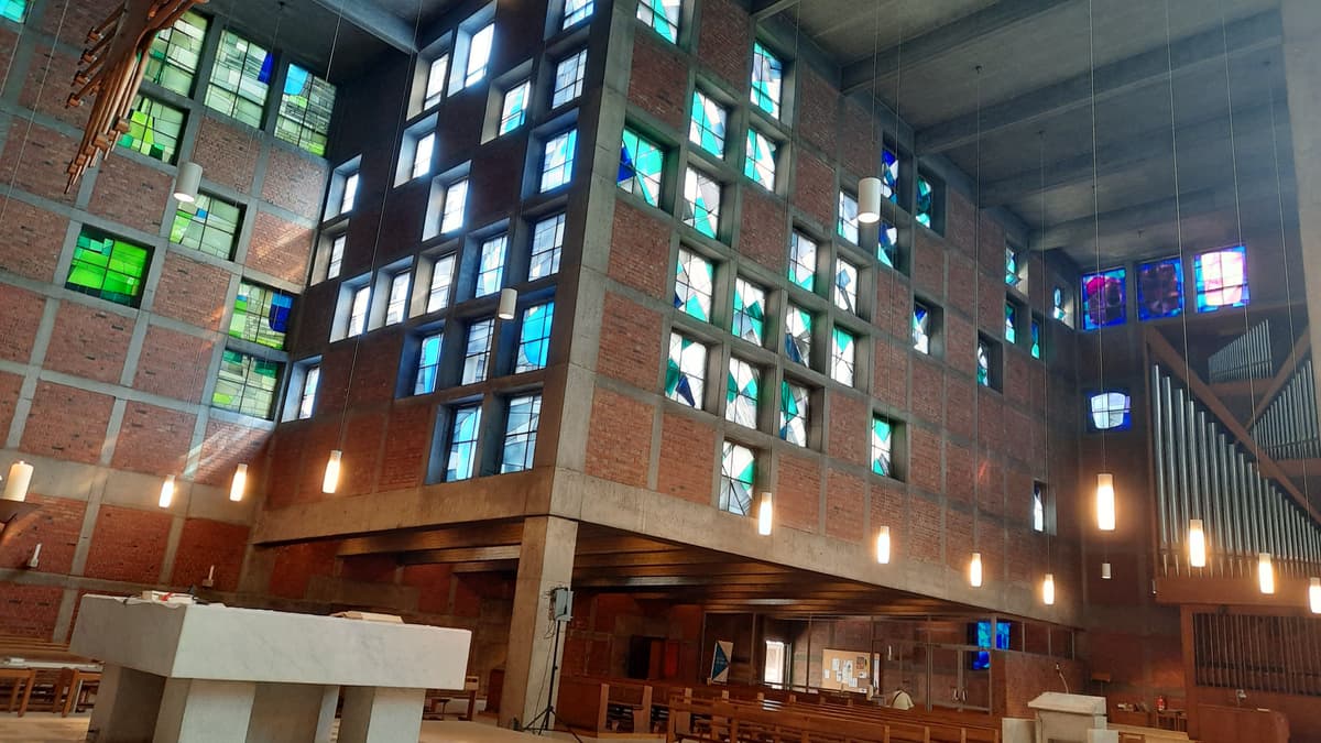 Innenansicht mit Orgel