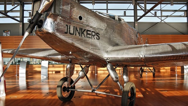 Historische Flugobjekte am Airport