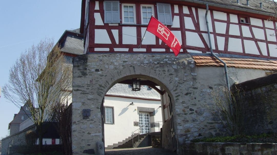 Blick auf Remise und Eingangstor im Vordergrund und Diözesanmuseum im Hintergrund