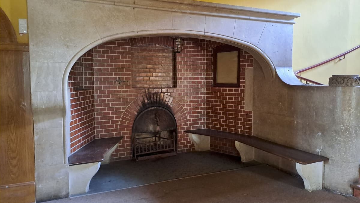 Kamin in der Eingangshalle