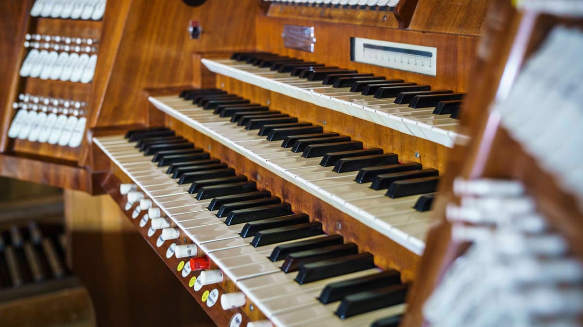 Spieltisch der großen Steinemeyer Orgel