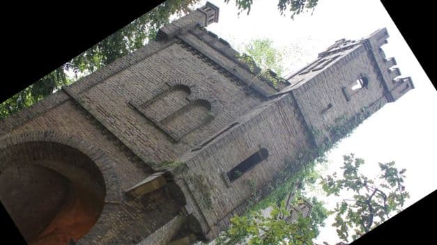 Turm im Park