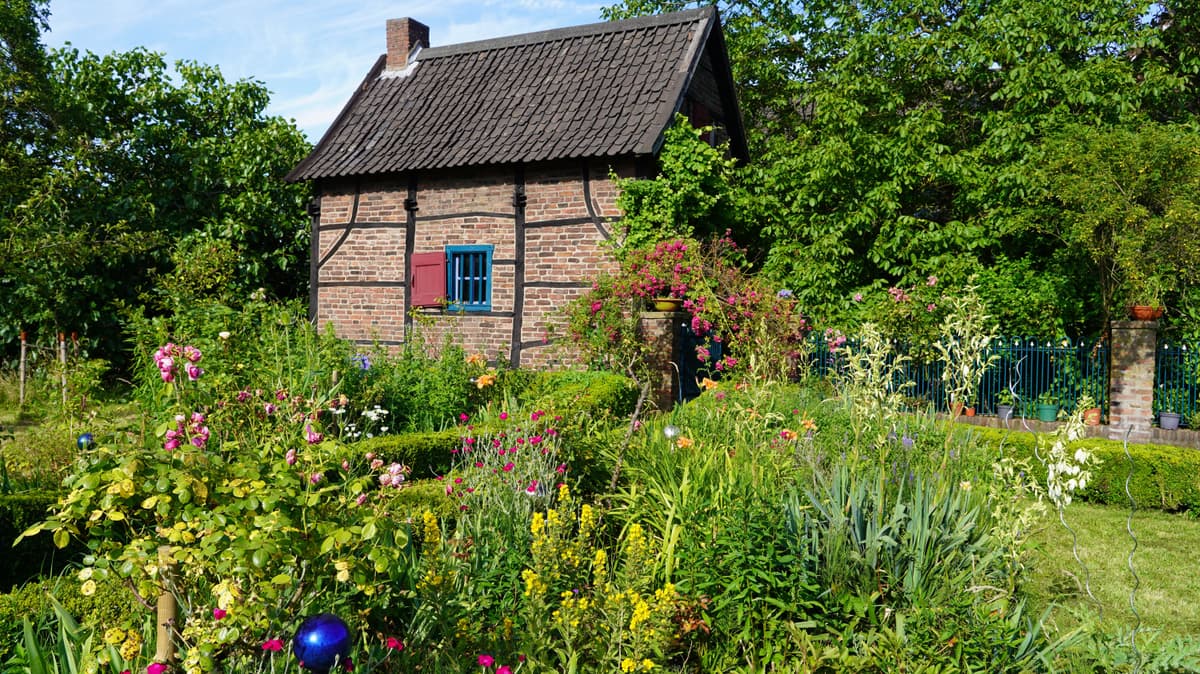 Bauerngarten und Backhaus des Nühlenhofes Foto von Juni 2024