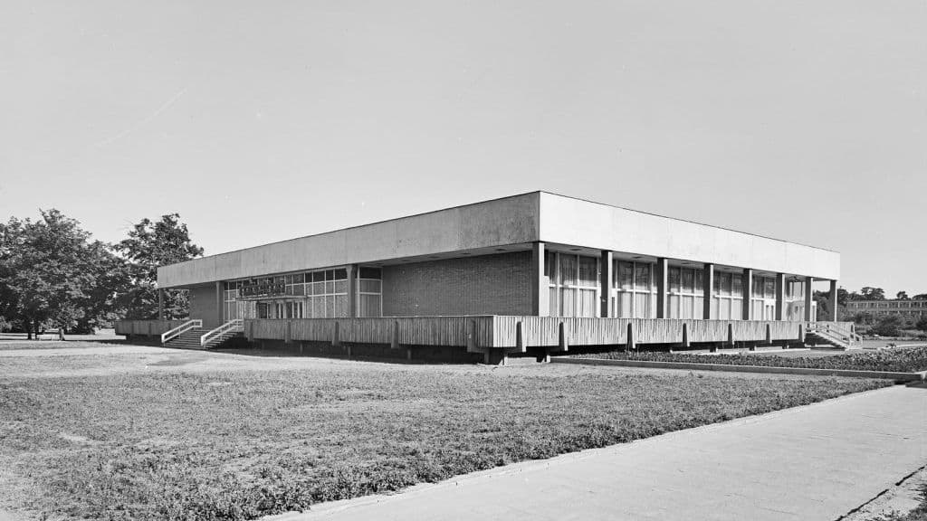 Ehemalige Robotron-Betriebsgaststätte, Übereckansicht Nordwestseite und Speisesaal, 1976