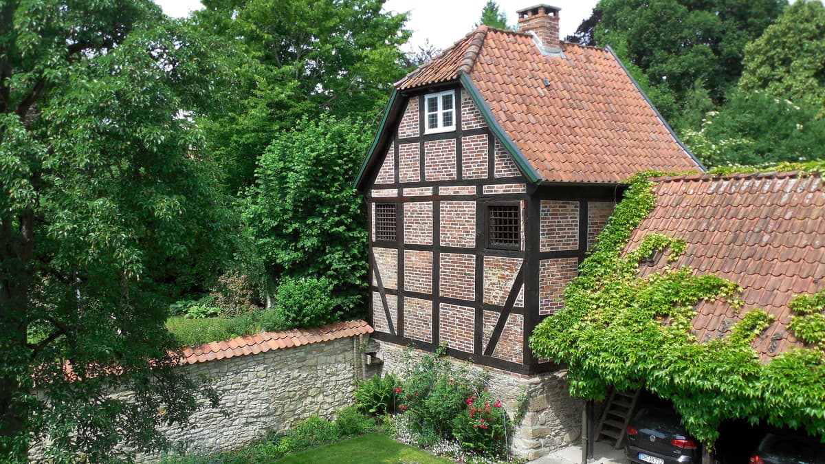 Burgmauer mit Torhaus und Burggraben