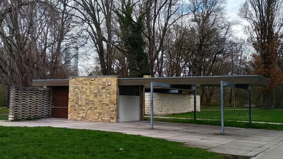Glashaus von der Saaleseite aus