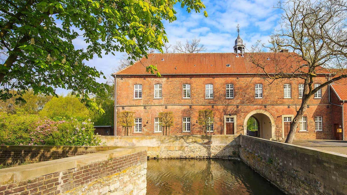 Blick auf das Torhaus von Schloss Oberwerries
