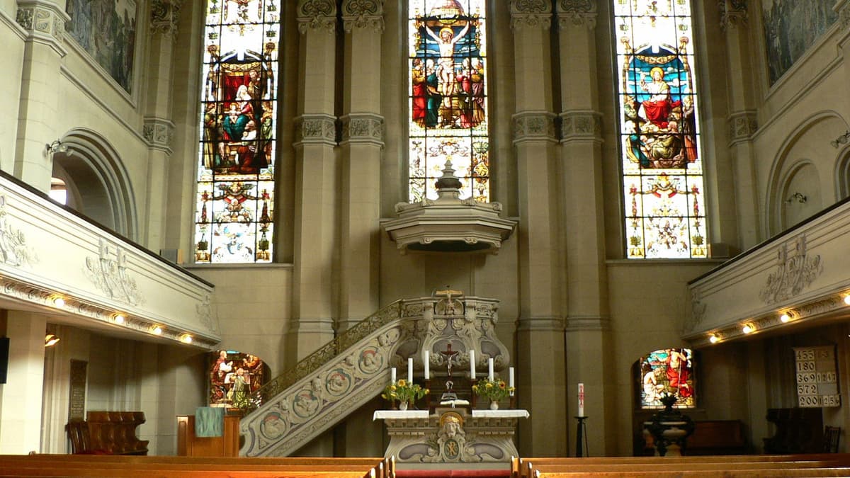 Salvatorkirche mit Kanzel und Altar