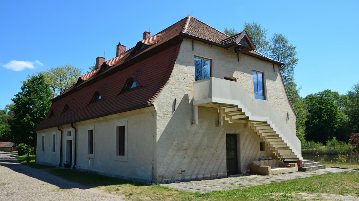 Westseite mit Eingang Brauhaus, barockes Wohnhaus mit Café