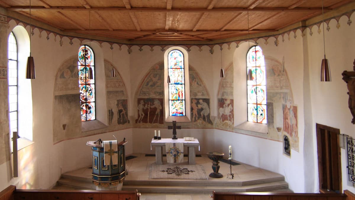 Das Innere der Martinskirche mit historischen Fresken