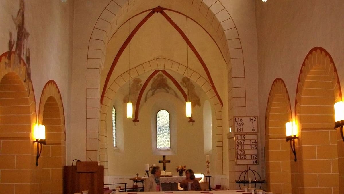 Innenraum der romanischen Basilika Almersbach