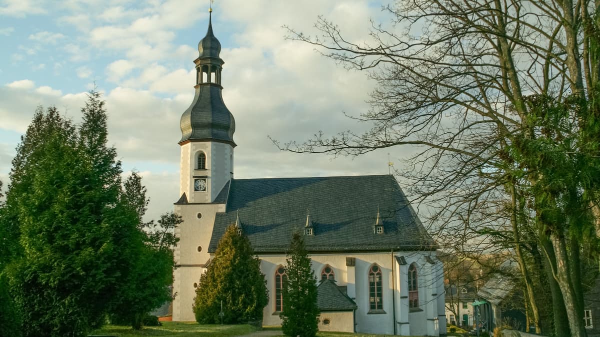 Salvatorkirche mit Friedhof