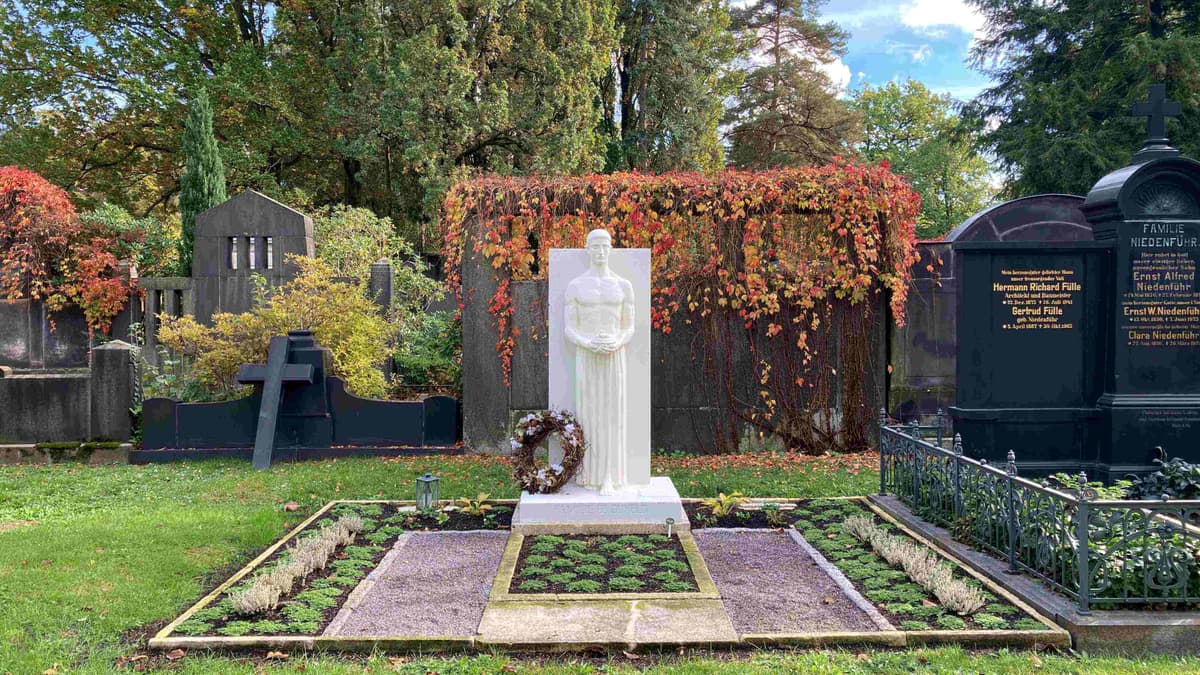 historische Grabstelle auf dem Friedhof