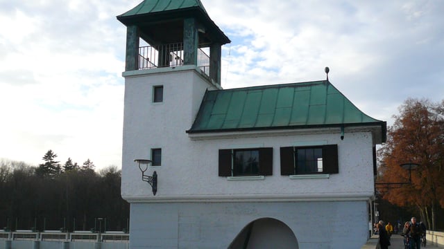 Getriebehäuschen und Glockenturm am Hochablasswehr