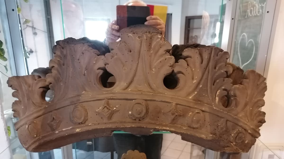 Geschnitzte Krone aus Lafferder Kirche