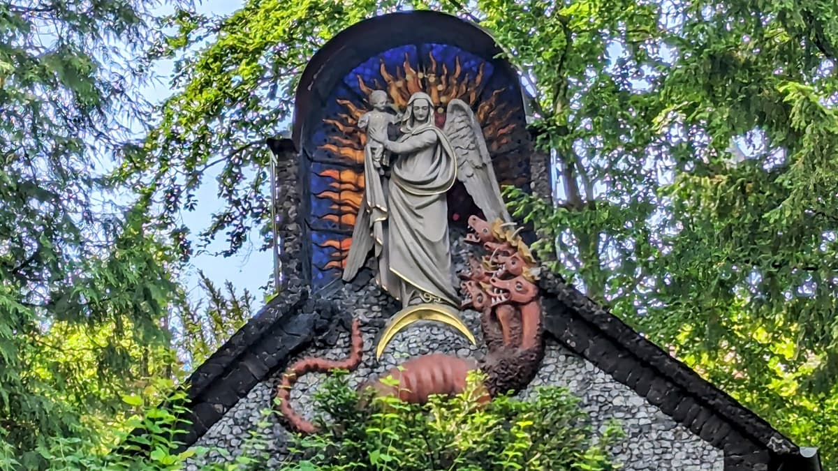 Maria im Strahlenkranz