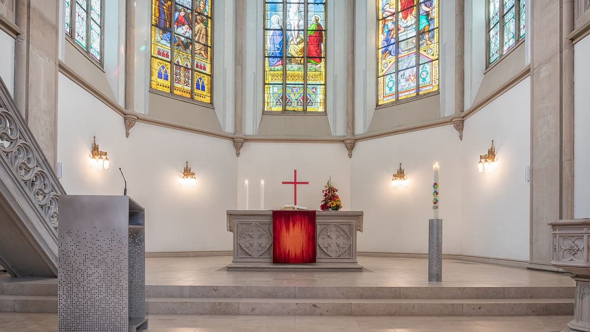 Stadtkirche Chorraum mit Altar
