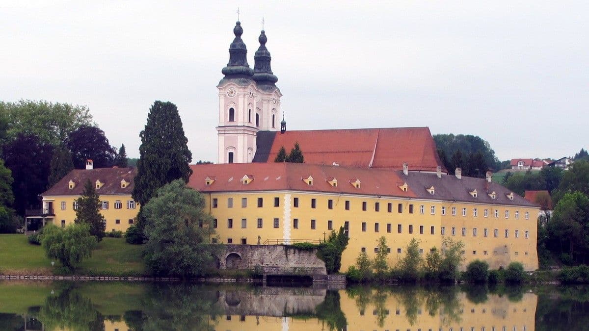 Schloss und Pfarrkirche Vornbach vom Inn aus gesehen