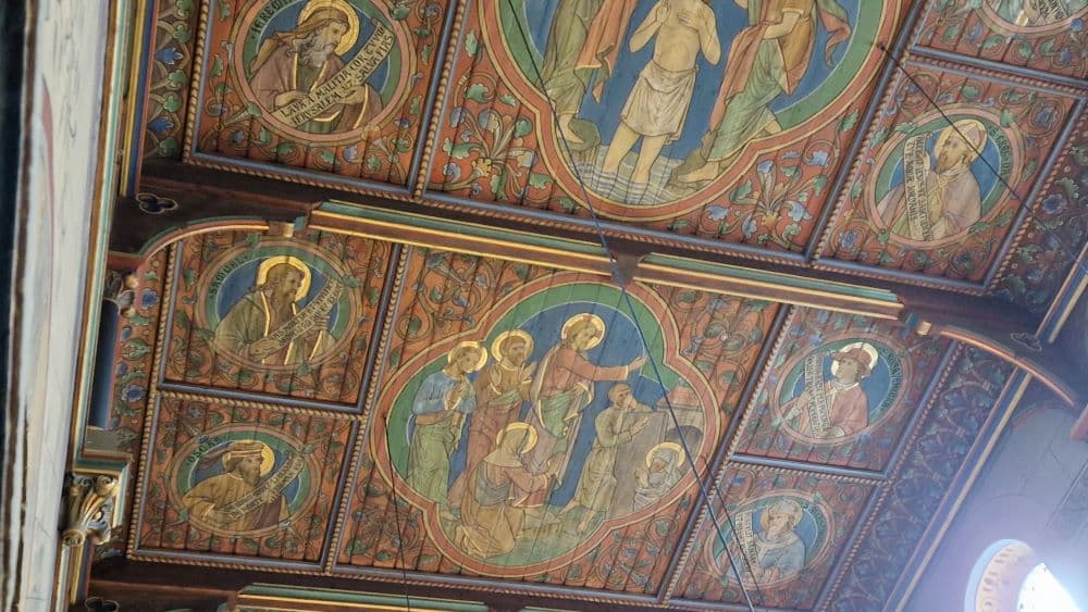 Bemaltes Flachdach im Kirchenschiff