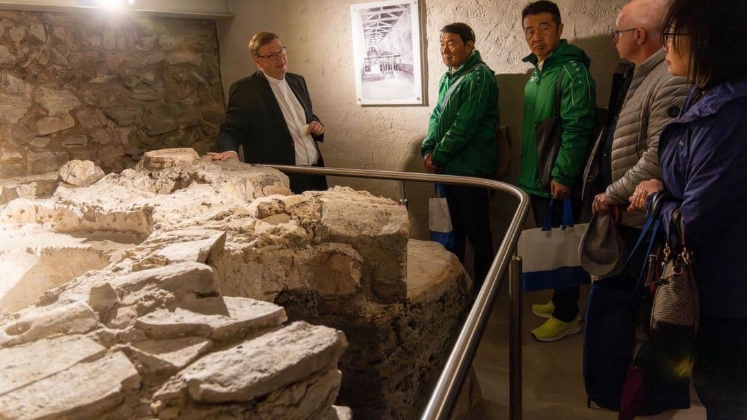 Führung am antiken Taufbecken