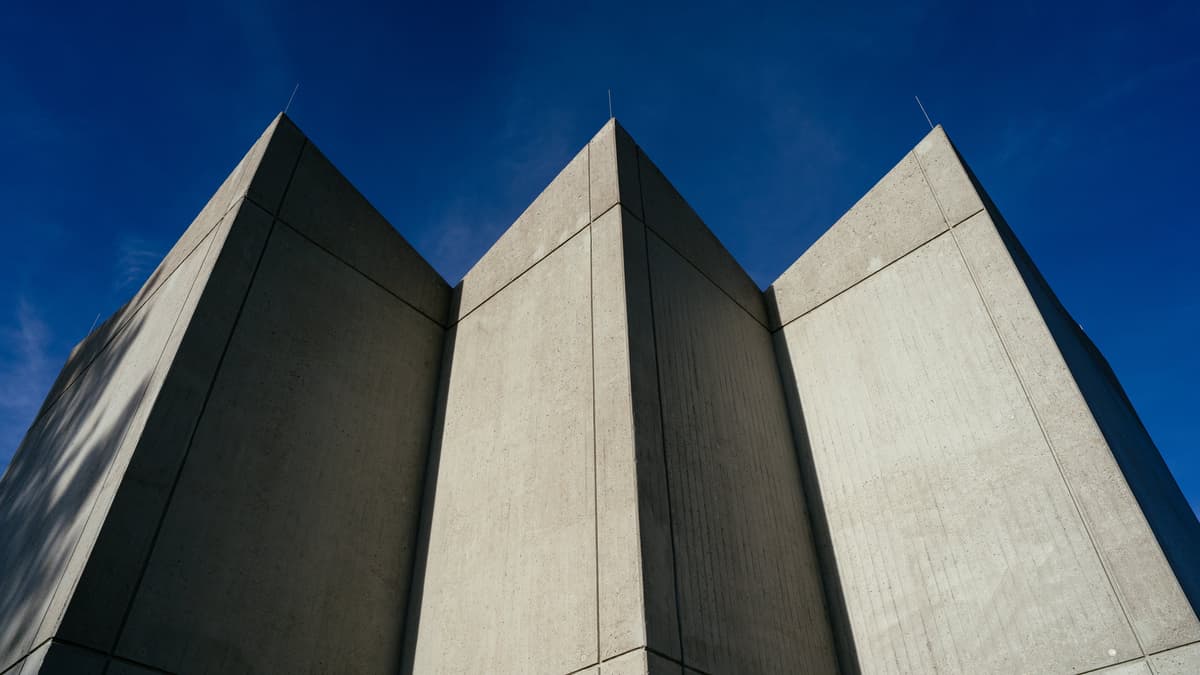 Das Betondach der ehem. Trauerhalle| Fritz Bauer Bibliothek