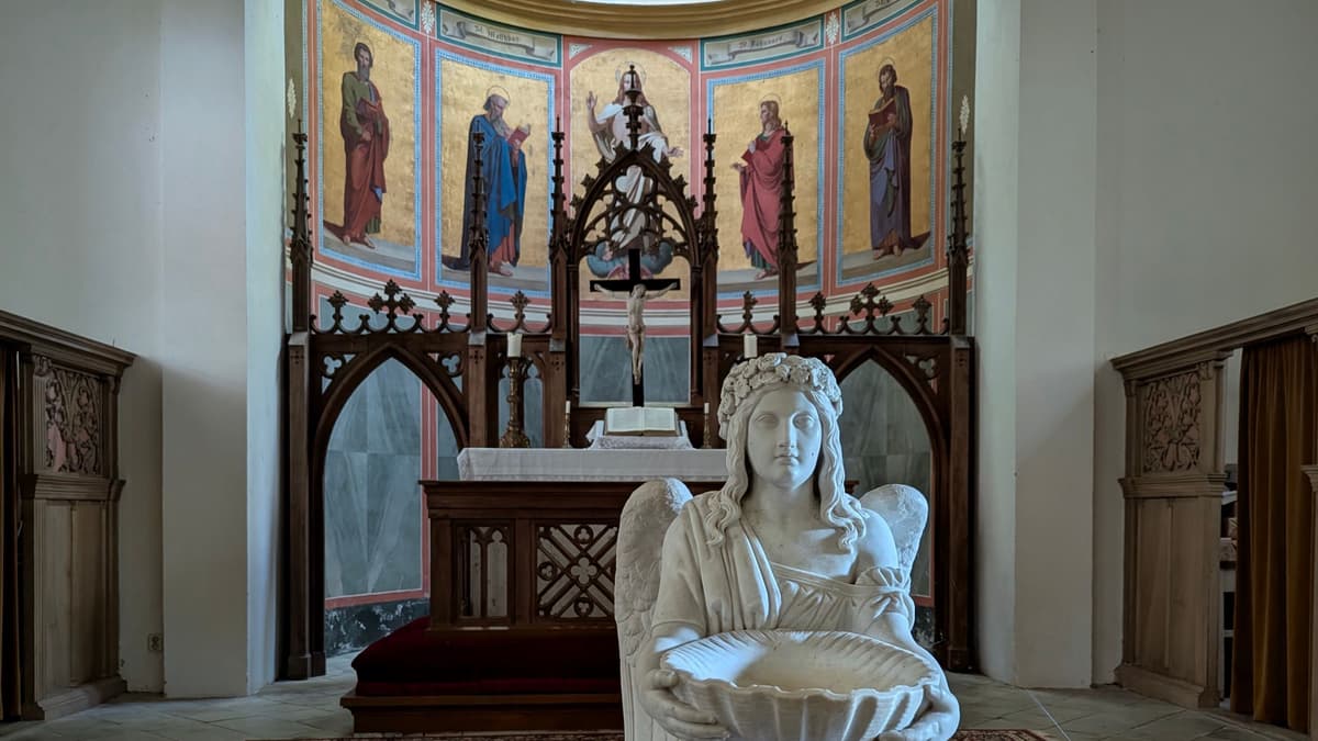 Taufengel, Apsis und Altar