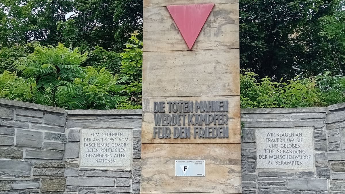 Denkmal für die Opfer des Faschismus vor der Fabrik