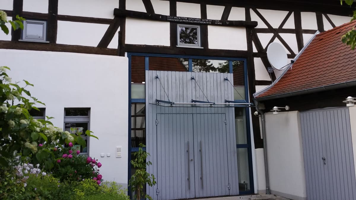 Pfarrscheune Ehlhalten: Eingang mit Scheunentorbalken von 1631