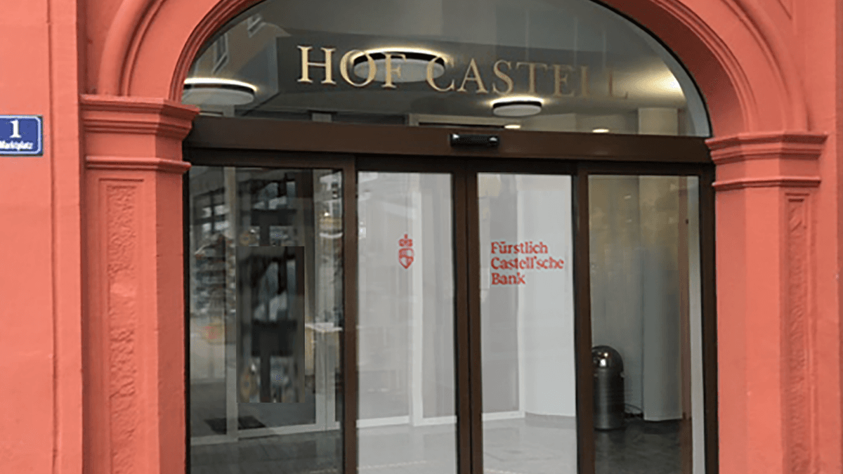 „Hof Castell“: Eingang zum Empfangsbereich