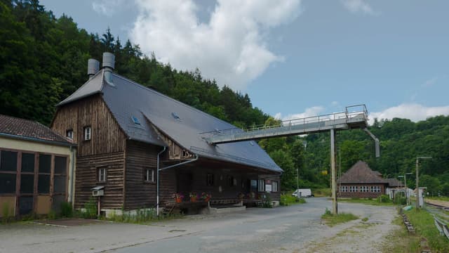 Historischer Getreidespeicher und Empfangsgebäude Bahnhof Behringersmühle