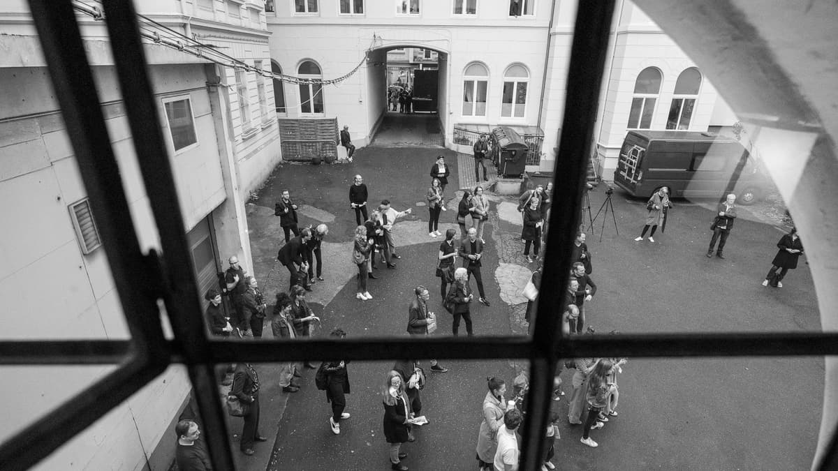 Blick aus dem Portal in den Hof