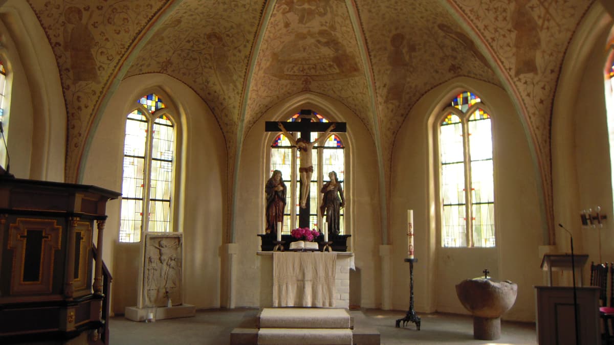 Altarraum von St. Petri in Großburgwedel