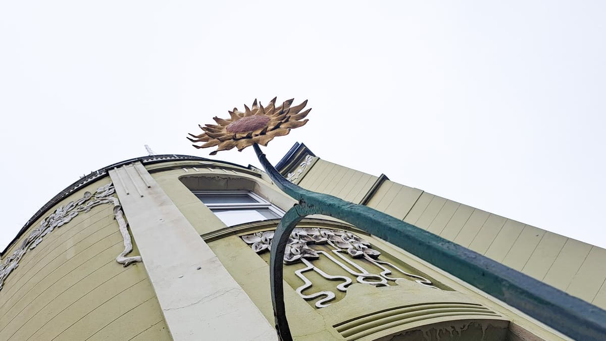 Bauschmuck an der Fassade – vor der Restaurierung