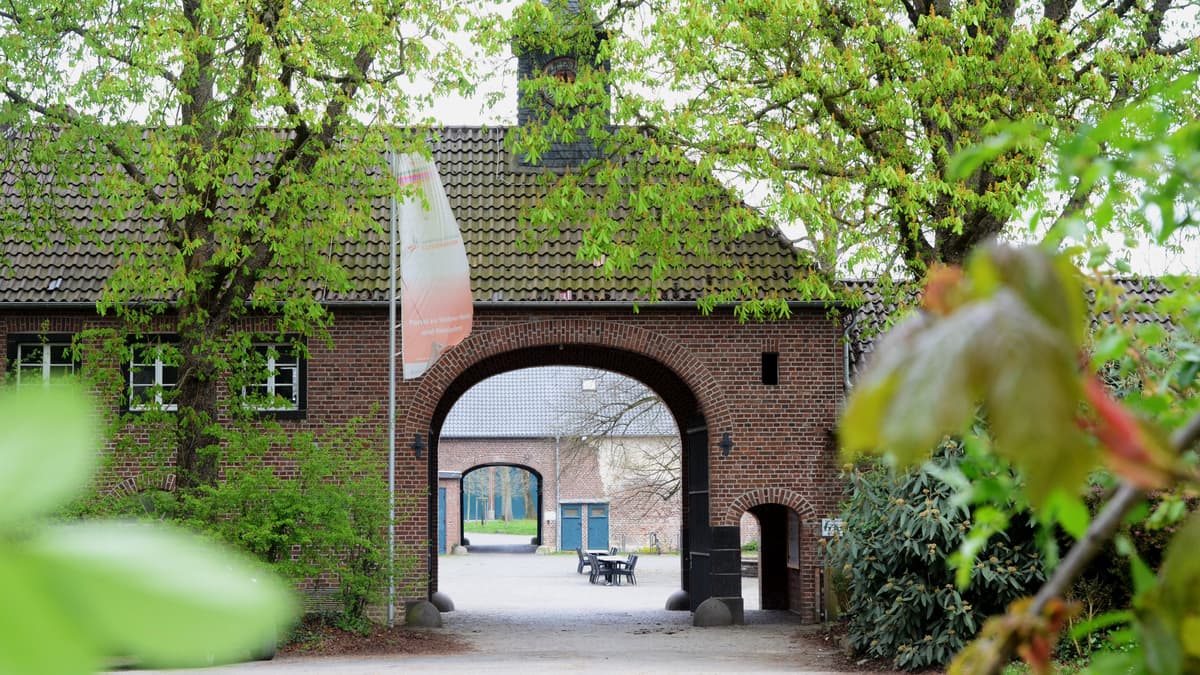Eingangstor in den Lindenhof des Guts Leidenhausen