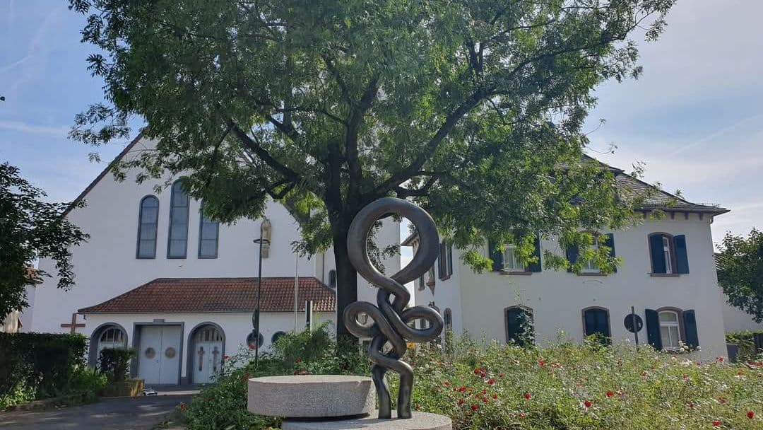 Kirche St. Nikolaus mit Bieberer Amulett