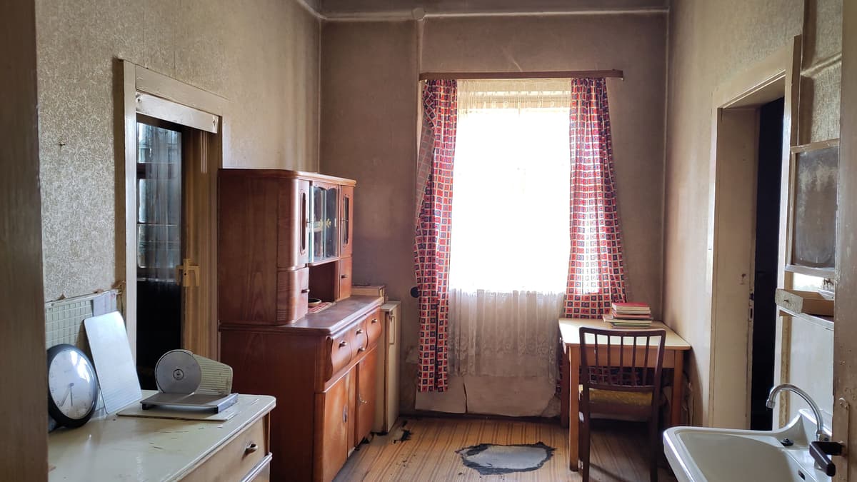 Wohnung einer Heimatvertriebenen-Familie mit der erhaltenen Möblierung aus den 1950er-Jahren