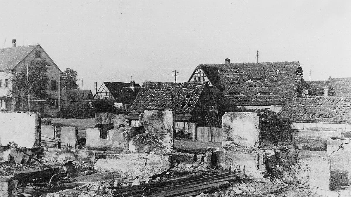 Ehemaliges Bauernhaus (im Hintergrund) nach der Zerstörung des Ortes Hellmitzheim im April 1945