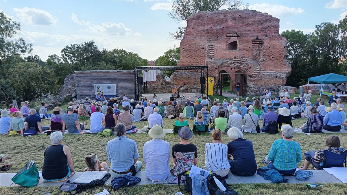 Veranstaltung im Innenhof von Burg Greiffenberg