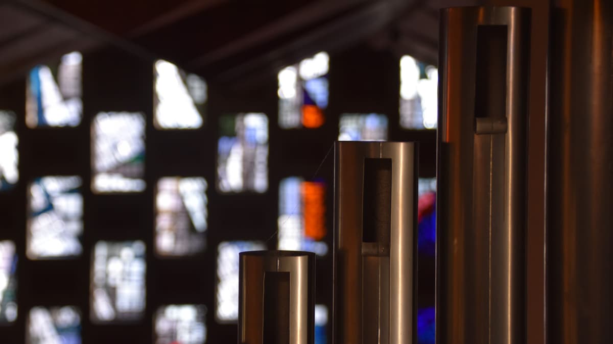 Die Buntglasfenster der Kirche verströmen eine besondere Athmosphäre