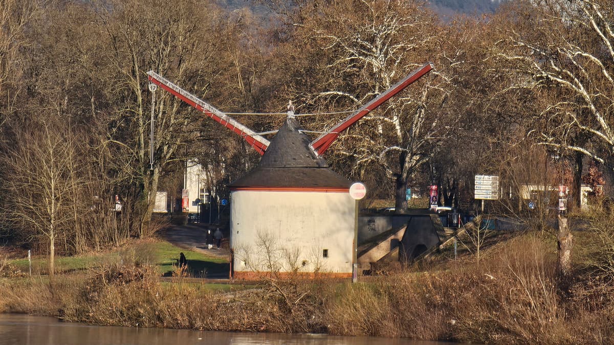 Alter Kran von der Römerbrücke betrachtet, 2025