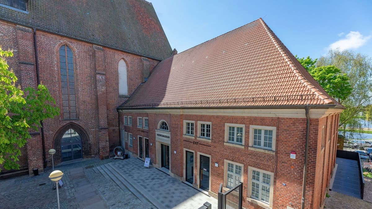 Außenansicht des ehemaligen Dominikanerklosters mit Eingang zum MEERESMUSEUM