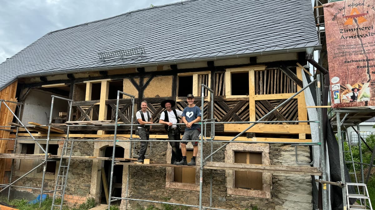 Paddagshaus Pappendorf Zimmerleute beim Bau